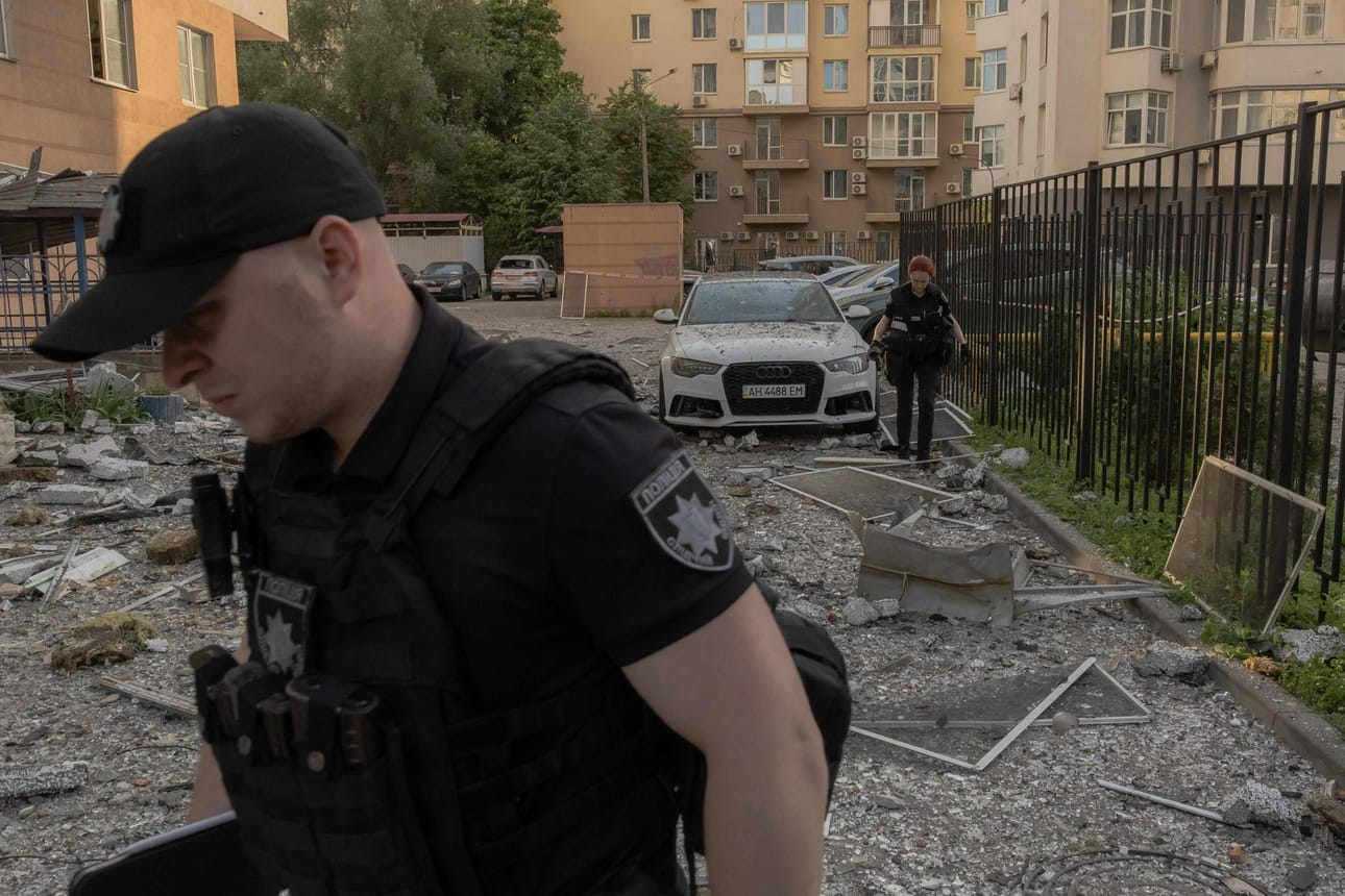 Poliiseja Venäjän yöllisen ilmaiskun tapahtumapaikalla Kiovassa. LEHTIKUVA/AFP