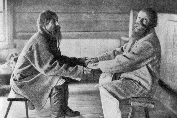Aivoni minun ajattelevi. Valokuvaaja I.K. Inha kuvasi runonlaulajaveljekset Poavila ja Triihvo Jamasen Uhtualla vuonna 1894. KUVA: I.K. INHA / KANSANRUNOUSARKISTO
