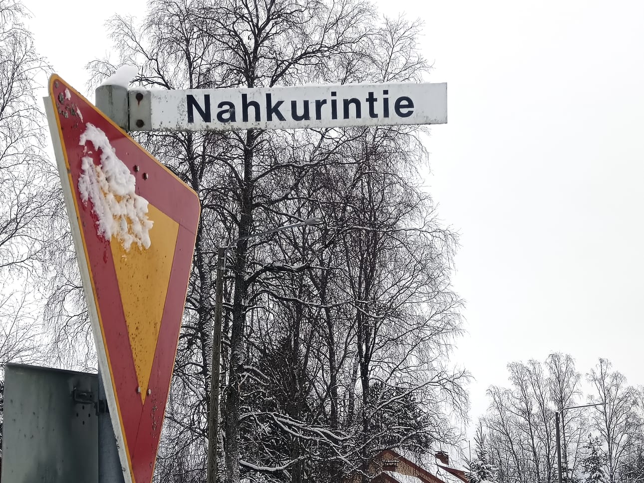 Tuluutintiestä risteävä Nahkurintie muistuttaa alueen historiasta.