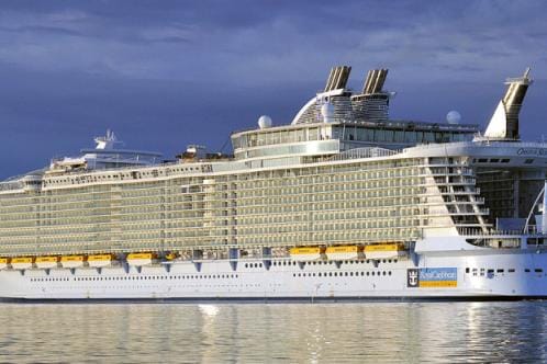Maailman suurin ja mullistavin risteilyalus, Royal Caribbeanin Oasis of the Seas on 360 metriä pitkä ja 66 metriä leveä. Aluksella ei ole mitään tekemistä merionnettomuuksien kanssa. KUVA: ARKISTO