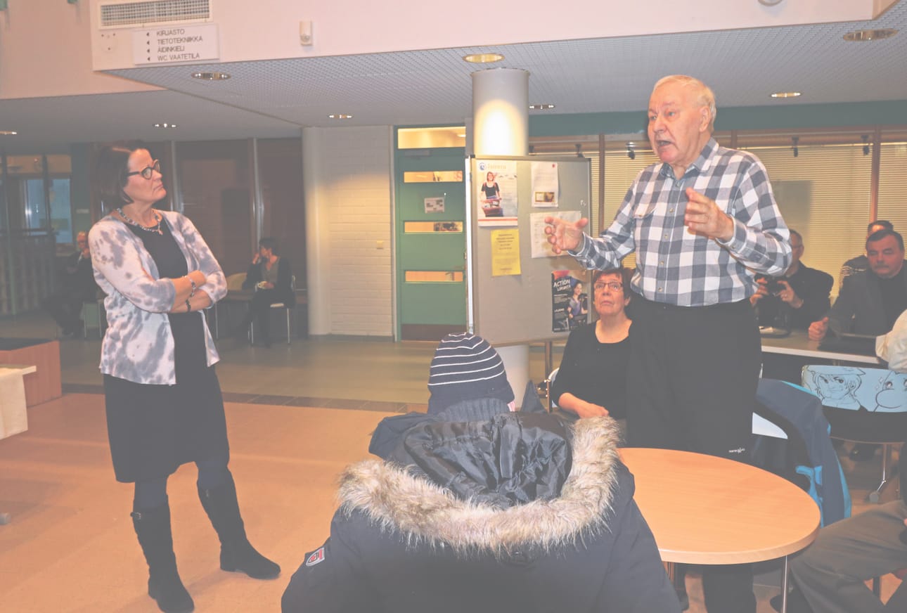 Päivi Laajala (vasemmalla) keskustelemassa Oulunsalo-talolla.
