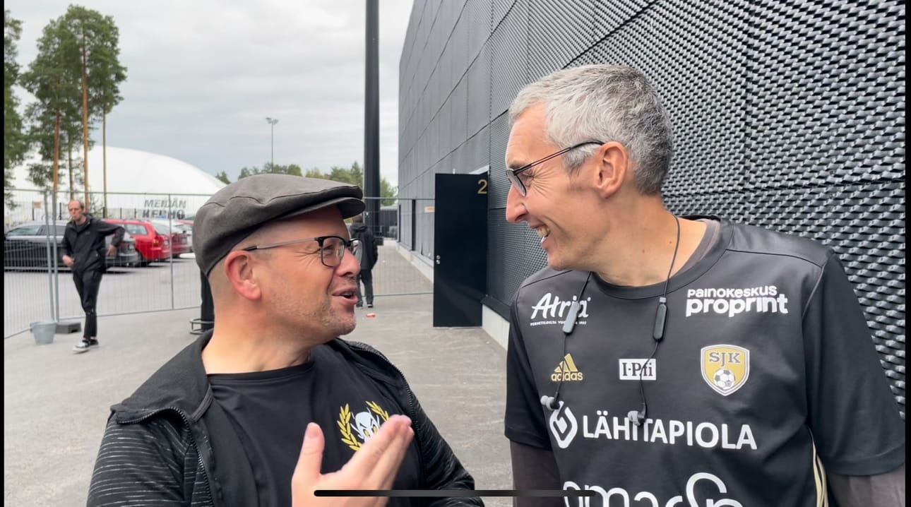 Mark Wiltshear (vas.) ja Julian Dawe ottelutunnelmissa OmaSp stadionilla.