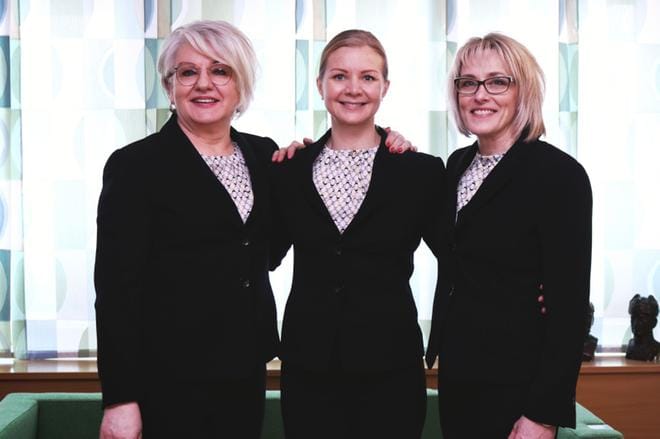 Päivi Peuralan (vas.) johtama Tiistenjoen POP, Hanna Linnan johtama Pohjanmaan Osuuspankki ja Kirsi Valtosen johtama Sievin POP fuusioituvat syyskuussa. KUVA: KARI HERNESNIEMI
