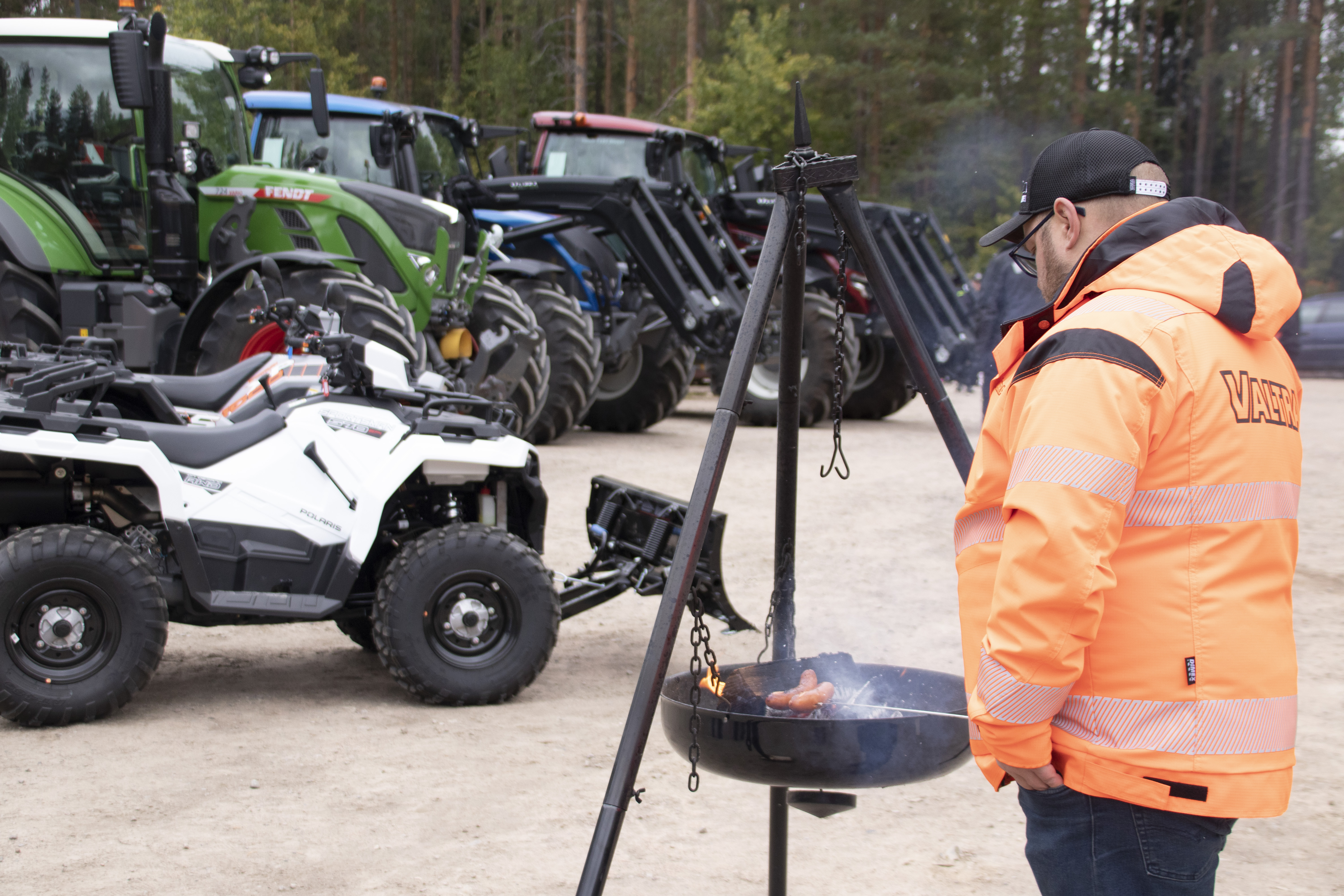 Makkaratarjoilu kuuluu konepäivien ohjelmaan.