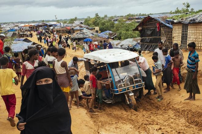 Riksa jäi jumiin mutaan Kutupalongin leirillä Cox’s Bazaarissa Bangladeshissa. Arviolta yli 700 000 ihmistä on paennut Myanmarista väkivaltaisuuksia sitten vuoden 2017 elokuun.