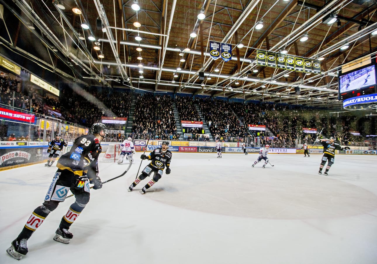 Kärppien jääkiekkoseuran osuus konsernin liikevaihdosta oli 70 prosenttia. Viime kaudella Kärpät juhli Liiga-mestaruutta.