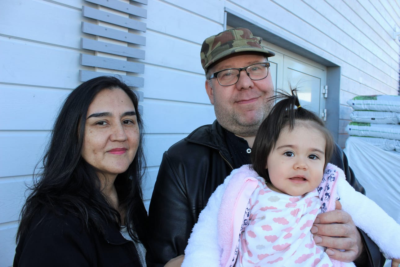 Elizabeth, Mika ja Marjanna Kariluoma kävivät Karijoen keskustassa ostoksilla.