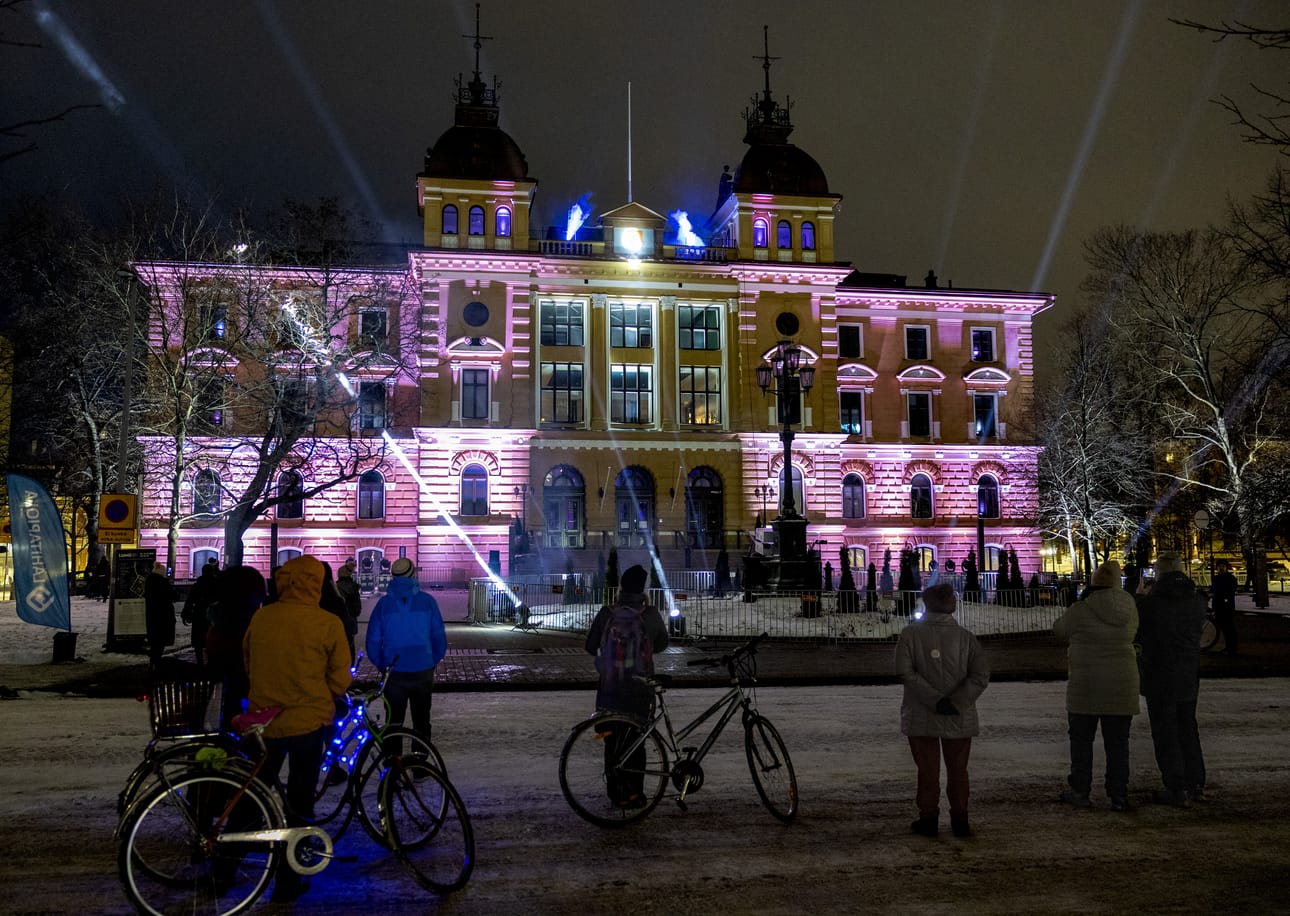 Viikonloppuna on luvassa valotaidetta ja ruuhkaa Oulun keskustan alueella, kun suosittu Lumo-festivaali järjestetään 13. kerran. Kuva vuoden 2024 Lumo-festivaaleilta.