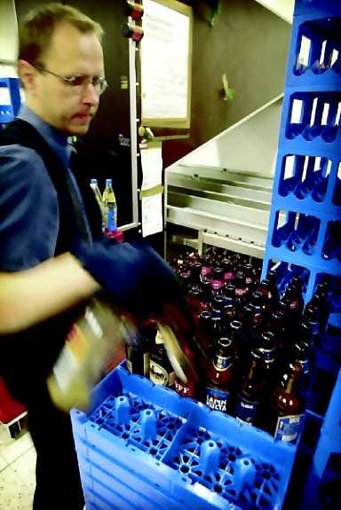 Pullopeli . Suomalainen pullopalautussysteemi on maailman tehokkain, mutta Lidl pystyttää muovipulloilleen oman kierrätysjärjestelmänsä. Vahtimestari Seppo Timgren työskentelee perinteisen palautusjärjestelmän parissa Limingantullin Prismassa.
