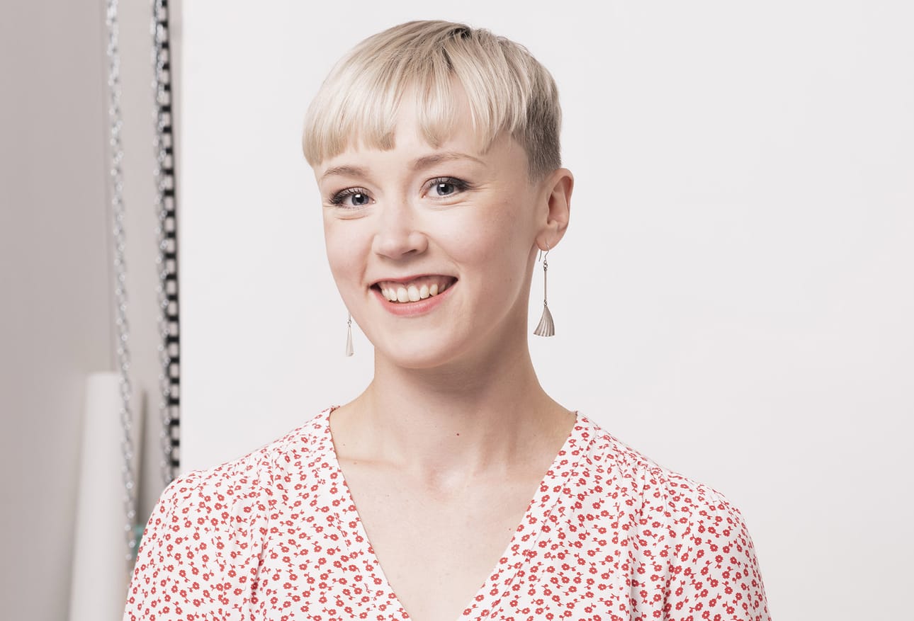 Sanna Puutonen (s. 1989) on opiskellut arkkitehtuuria ja kirjoittamista. Hänen esikoisteoksensa Sydänmuuri julkaistiin alkuvuonna.