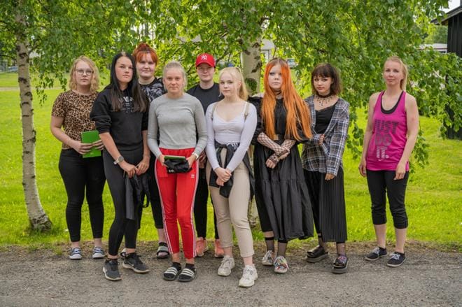 KUVA: AARRE LÖYTÖMÄKI Soinin 4H:n vuosikokouksessa palkintoja vastaanottamassa olivat Julia Sironen (vas.), Aino Viirumäki, Anni Mäkipelto, Sarita Jussila, Emmi Mäkipelto, Saimi Juudin, Kerttu Leppänen ja Pihla Hakkarainen. Palkinnot luovutti toiminnanjohtaja Saija Källi.