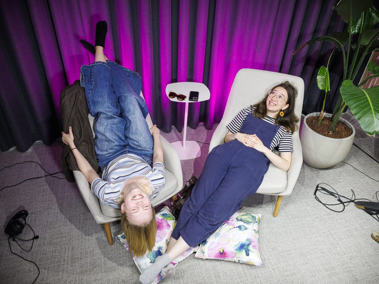Tuoretta Mp tästä -podcastia juontavat Reetta Salmela (vas.) ja Elina Pekki. Sarjan nimessä oleva mp on lyhenne sanasta mielipide.