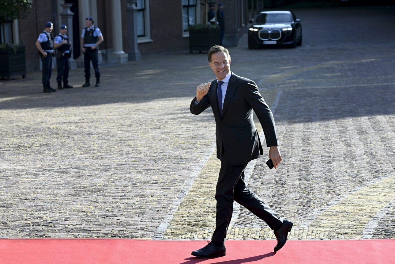 Naton pääsihteeri Mark Rutte saapui tiistaina Hollannin kuningasparin isännöimälle illalliselle, missä Nato-johtajat tapasivat ennen varsinaista kokousistuntoa. LEHTIKUVA / Emmi Korhonen