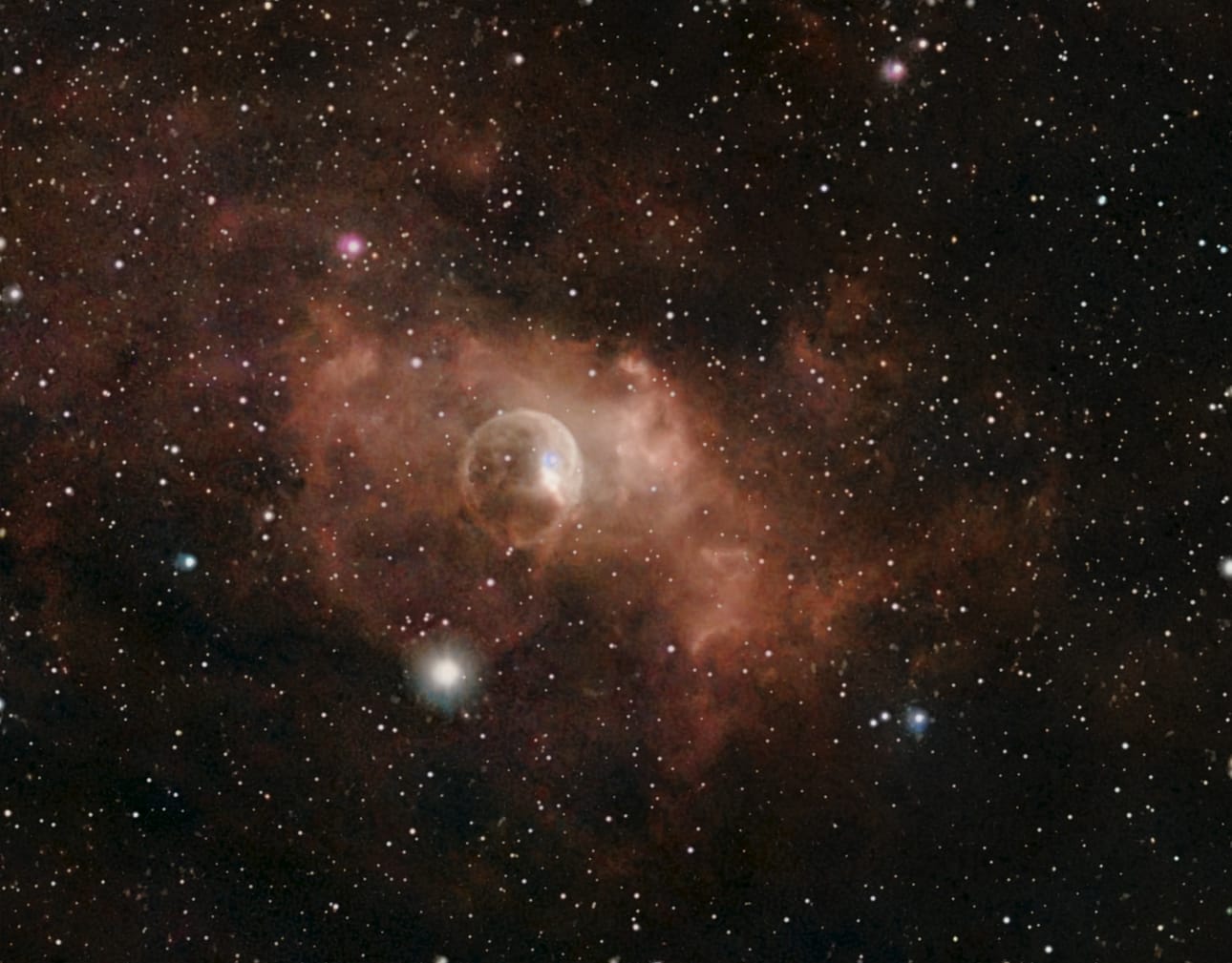 Avaruuden hauska vappupallo eli NGC 7635 Kuplasumu.