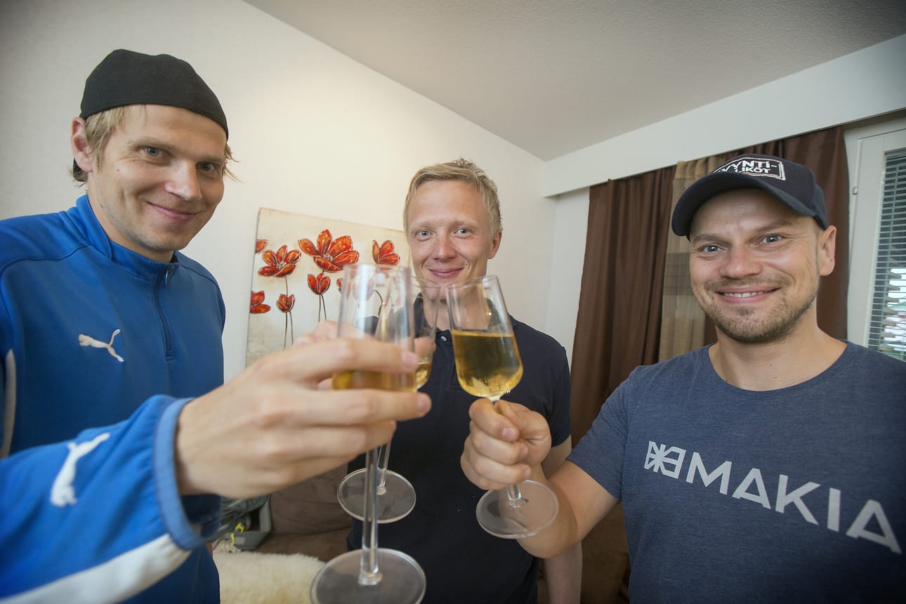Lippo Pesiksen lukkari Hannu Huuskonen (vas.), pelinjohtaja Markku Hylkilä ja kakkospelinjohtaja Sami Parttimaa nostivat keskiviikkoiltana symbolisen maljan Lipon nousun kunniaksi. Ensi kaudella pelit jatkuvat ylimmällä sarjatasolla.