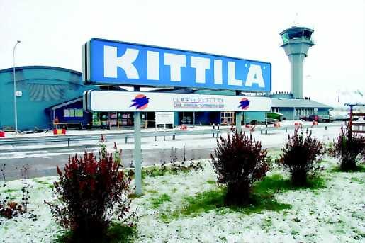Helpotusta luvassa . Kittilän lentoasemalle joudutaan rakentamaan joulusesongin ajaksi useita ylimääräisiä tarkastuslinjoja. Lentoaseman päällikkö Kari Tohmo on tyytyväinen, kun keväällä päästään rakentamaan terminaalin laajennusosaa.