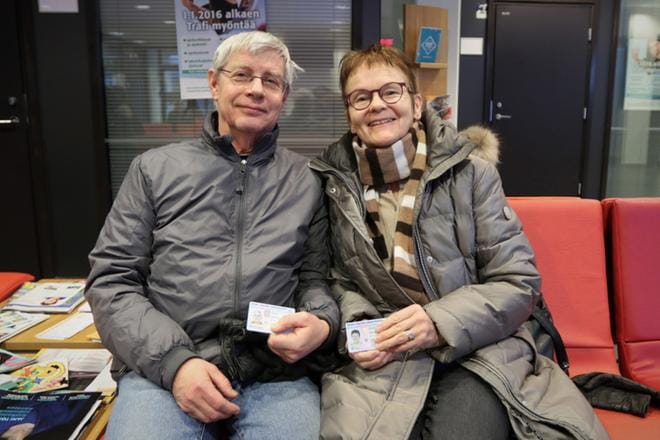 Anders ja Anna-Liisa Wirzenius Nurmosta saivat torstaina tarvitsemansa henkilökortit Fallesmannin lupapalvelusta. KUVA: MIA KÄRKKÄINEN