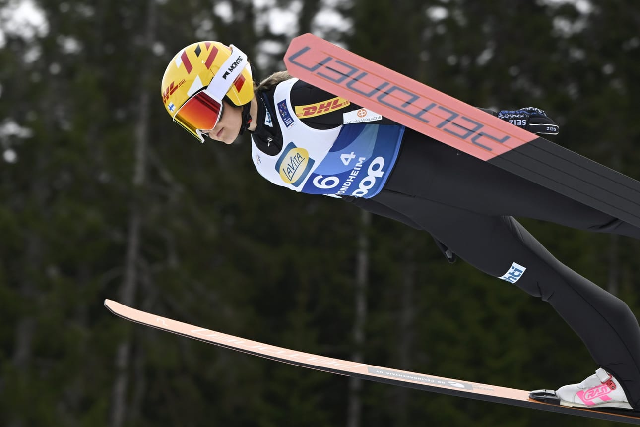 Heta Hirvonen ankkuroi joukkueen 92 metrin hypyllään. LEHTIKUVA / Antti Aimo-Koivisto