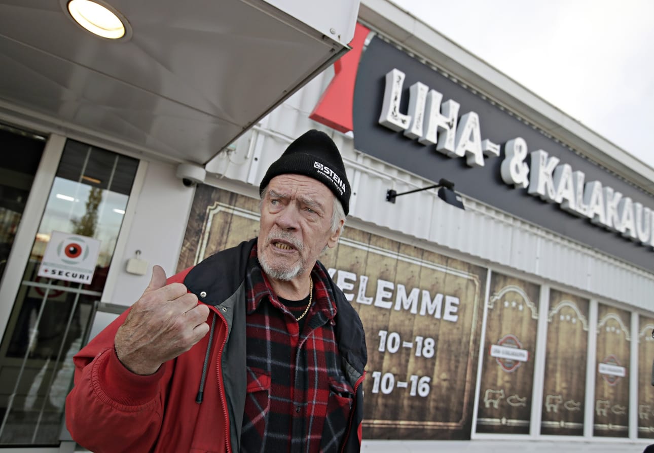 Makkarakaupan pitkäaikainen kanta-asiakas Pentti Ylä-Outinen iloitsi uudistuneen liikkeen avajaisista maanantaina. – Olen täällä jo toista kertaa tänään. Syön paljon lihaa ja kalaa, ja käyn mieluiten pienissä kaupoissa.