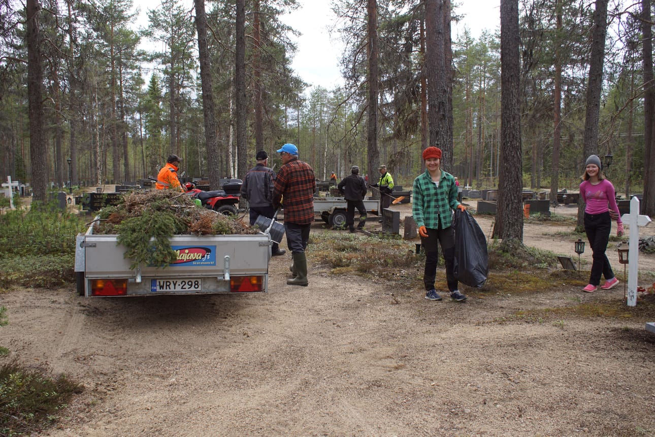 Maatuvaa jätettä kertyi selvästi eniten, huomasivat Sarakylän hautausmaalla talkoilleet.