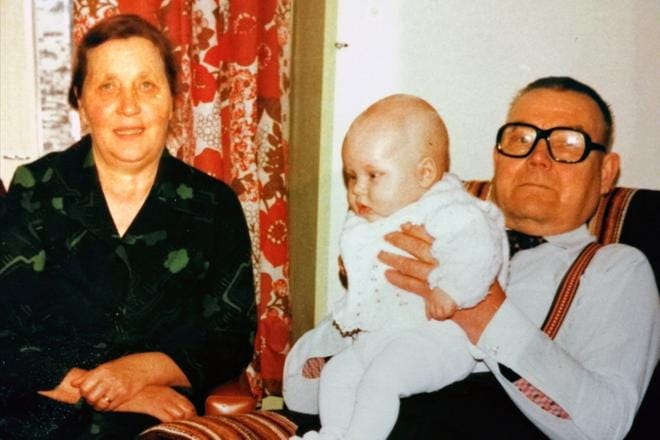 Helvi ja Valde Marjamäki menivät naimisiin sodan jälkeen, ja aikanaan lastenlapset viihtyivät hyvin heidän luonaan. Kuvassa on Annukka Tolppa papan sylissä. KUVAT ANNUKKA TOLPAN KOTIALBUMI