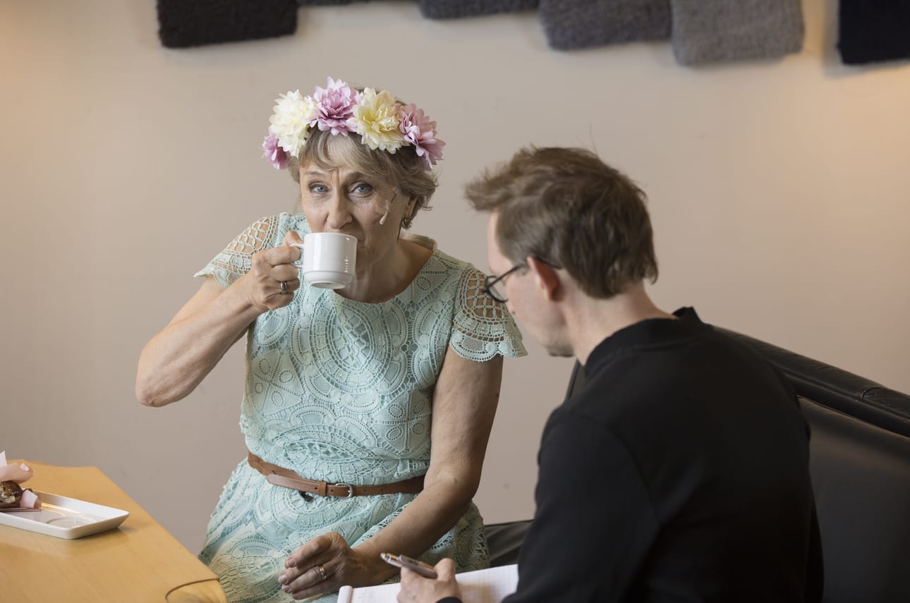 Ami Aspelund antamassa haastattelua Eparille kaupunginteatterin yläaulassa.