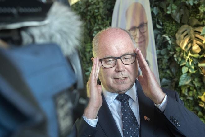 Eero Heinäluoma on ehdokkaana EU-vaaleissa. Hänen kampanjatuotteisiinsa kuuluvaa rypsiöljyä kaupiteltiin eduskunnan pikkuparlamentissa. KUVA: