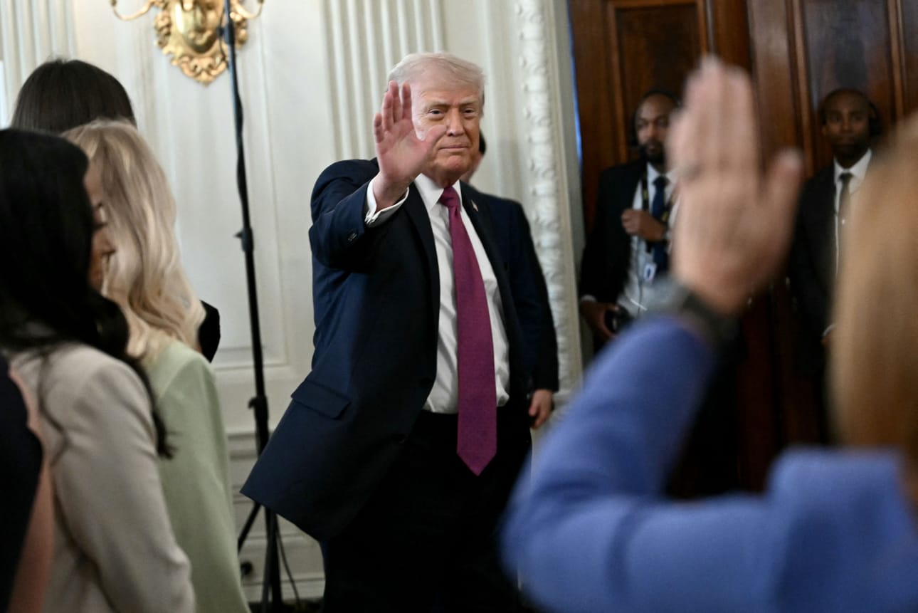 Virkamieslähteen mukaan Trump ainakin tervehtii neuvottelijoita heidän saapuessaan Valkoiseen taloon.