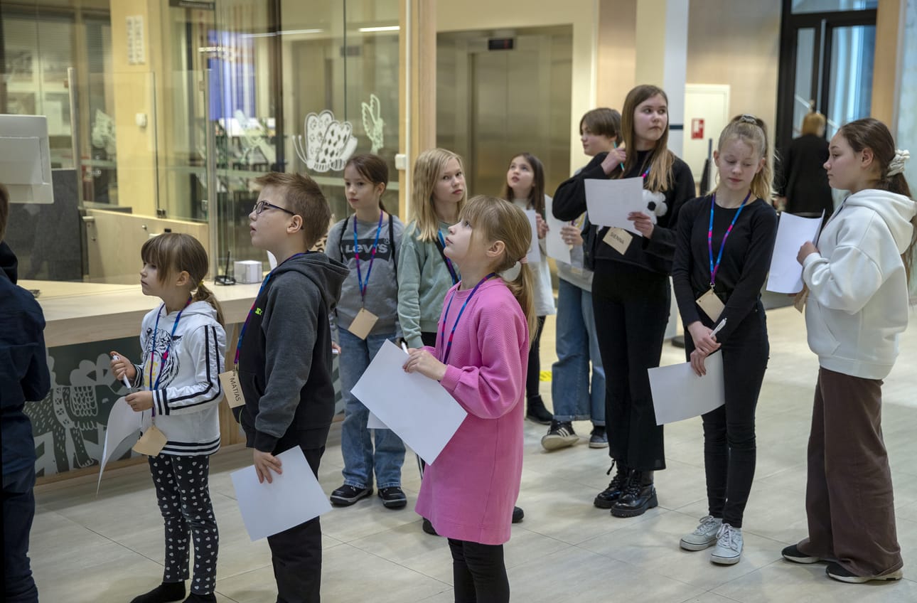 Oulun kaupungin Ympäristötalolla oli perjantaina yli 60 lasta tutustumassa vanhempiensa, isovanhempiensa tai jonkun muun tutun aikuisen työpaikkaan.