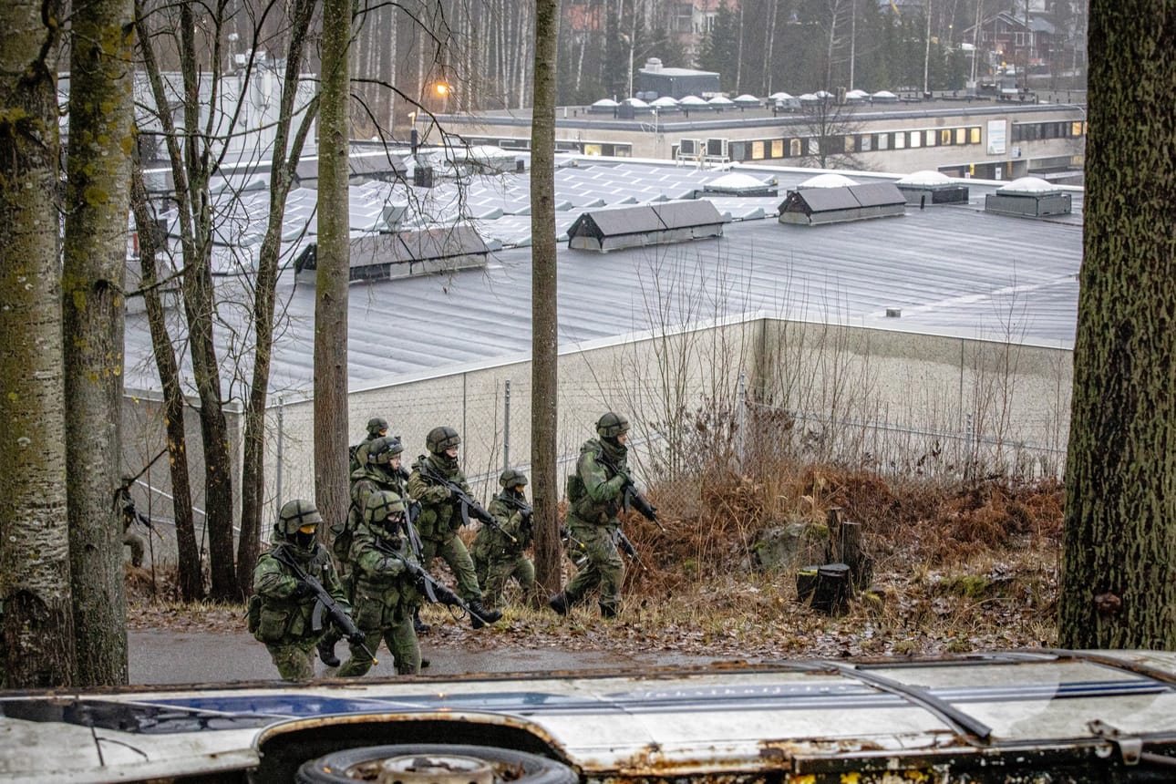 Partio lähestyy kohdetta. Kuva on puolustusvoimien meneillään olevasta pääsotaharjoituksesta Kaakko 19:stä.