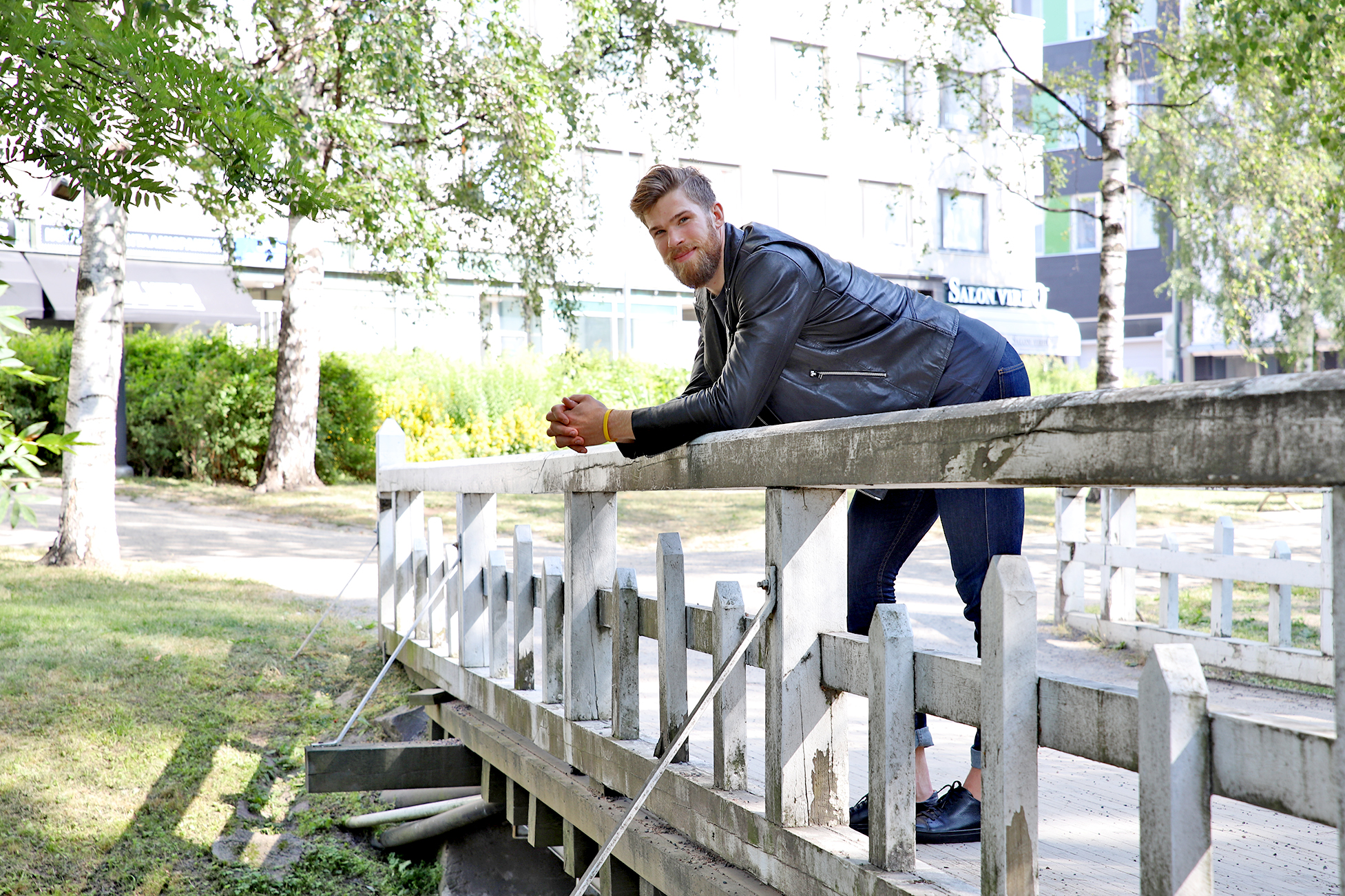 <p>Jani Hakanpää myöntää olevansa tunteikas ihminen. Läheiset ja perhe ovat hänelle tärkeitä.</p><p>– Mitä enemmän vuosia tulee, sitä paremmin osaa näyttää omia hyviä ja huonoja tunteita. Olen pehmotyyppi, ja tippa menee herkästi linssiin. Aina on hyvä syy itkeä. Viimeksi herkistyin, kun vanhat joukkuetoverit tulivat vastaan.</p>