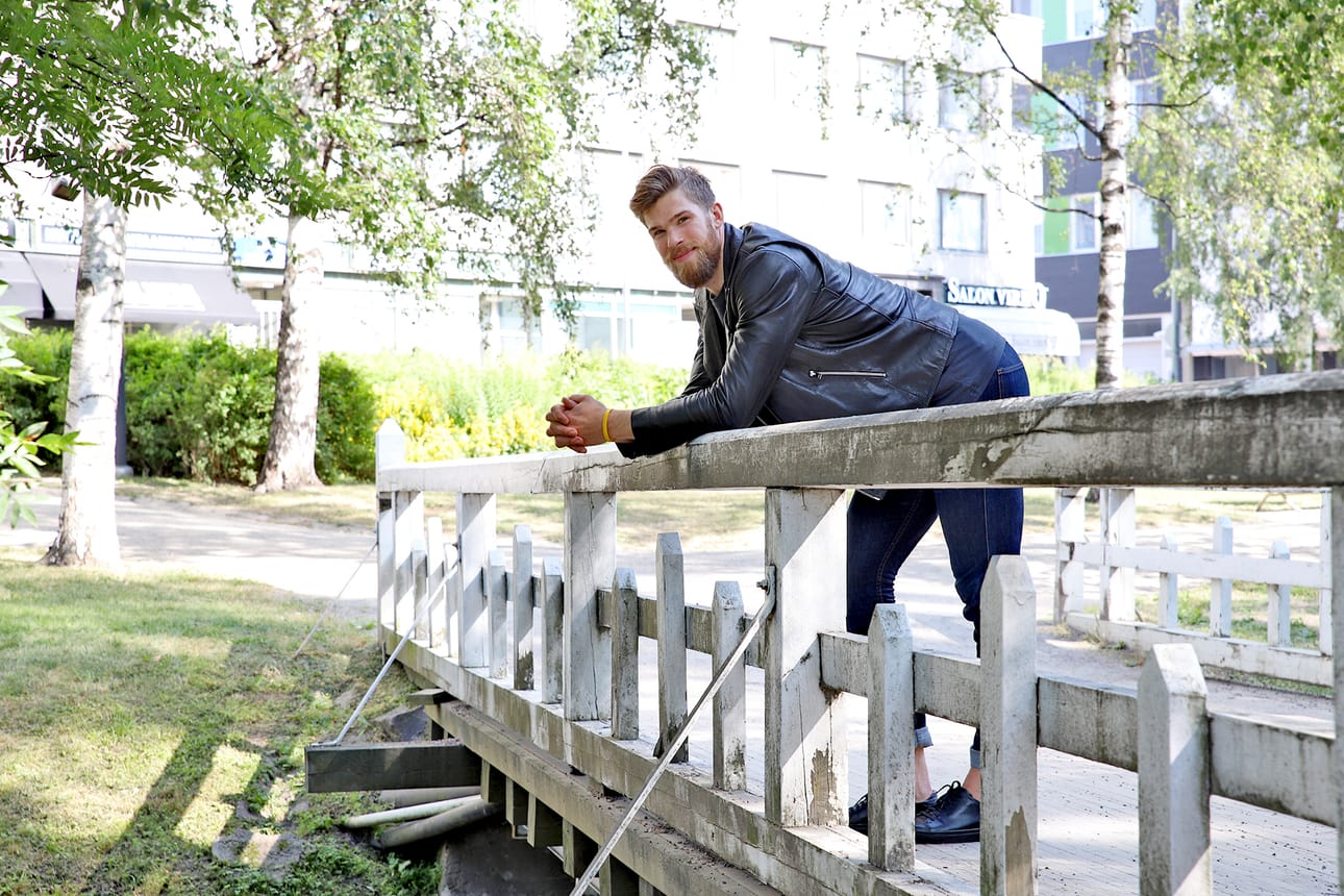 Jani Hakanpää myöntää olevansa tunteikas ihminen. Läheiset ja perhe ovat hänelle tärkeitä.– Mitä enemmän vuosia tulee, sitä paremmin osaa näyttää omia hyviä ja huonoja tunteita. Olen pehmotyyppi, ja tippa menee herkästi linssiin. Aina on hyvä syy itkeä. Viimeksi herkistyin, kun vanhat joukkuetoverit tulivat vastaan.