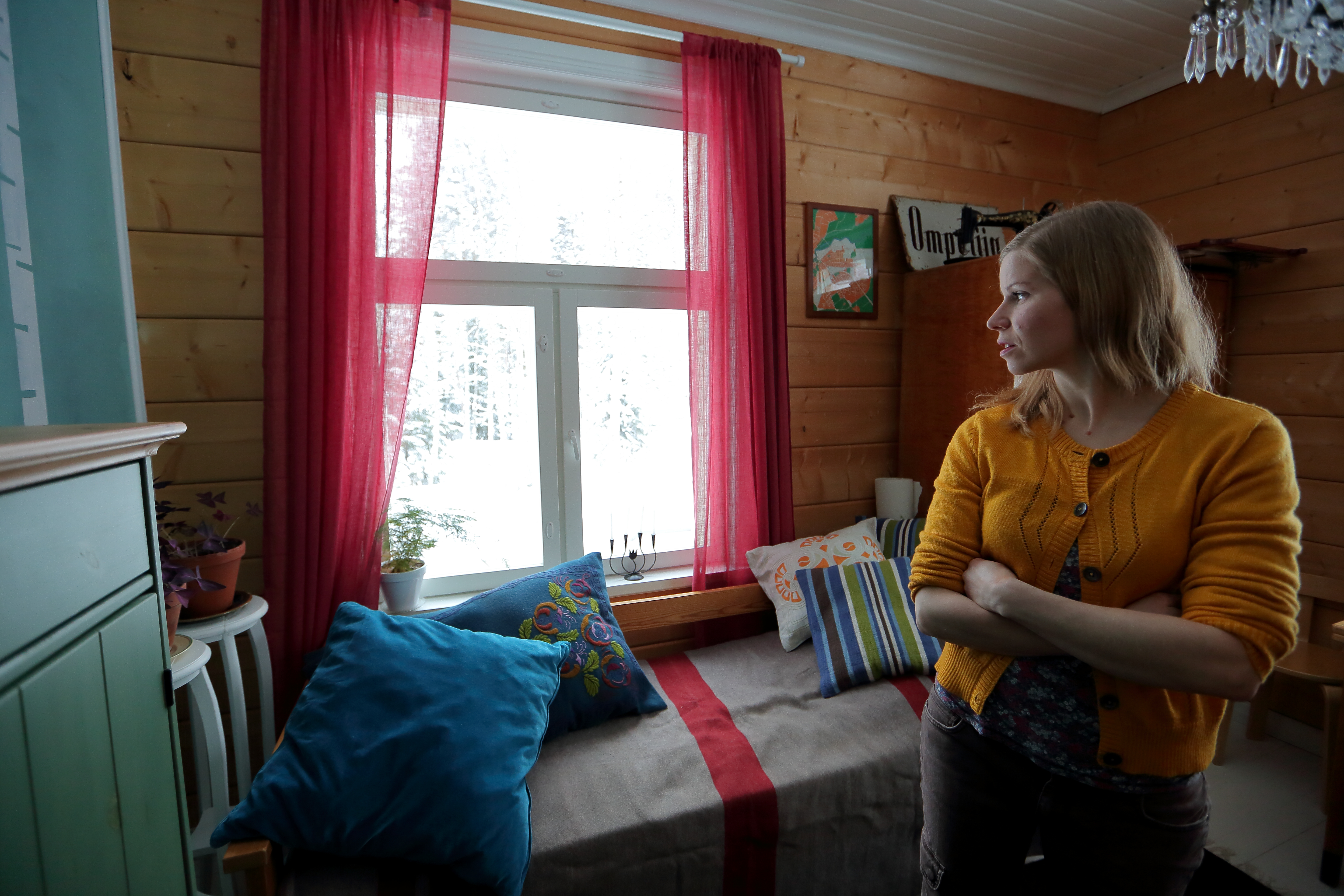 Luonto piirittää Iso-Vesalan taloa. Se miellyttää Ruukissa Luken tutkimusmestarina työskentelevää Maria Vanhataloa.
