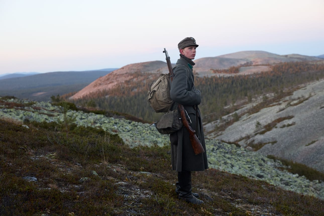 Elokuvan tapahtumat sijoittuvat Lappiin syksyllä 1944. Sotilas Heikki Ojalaa näyttelee Luukas Niskanen.