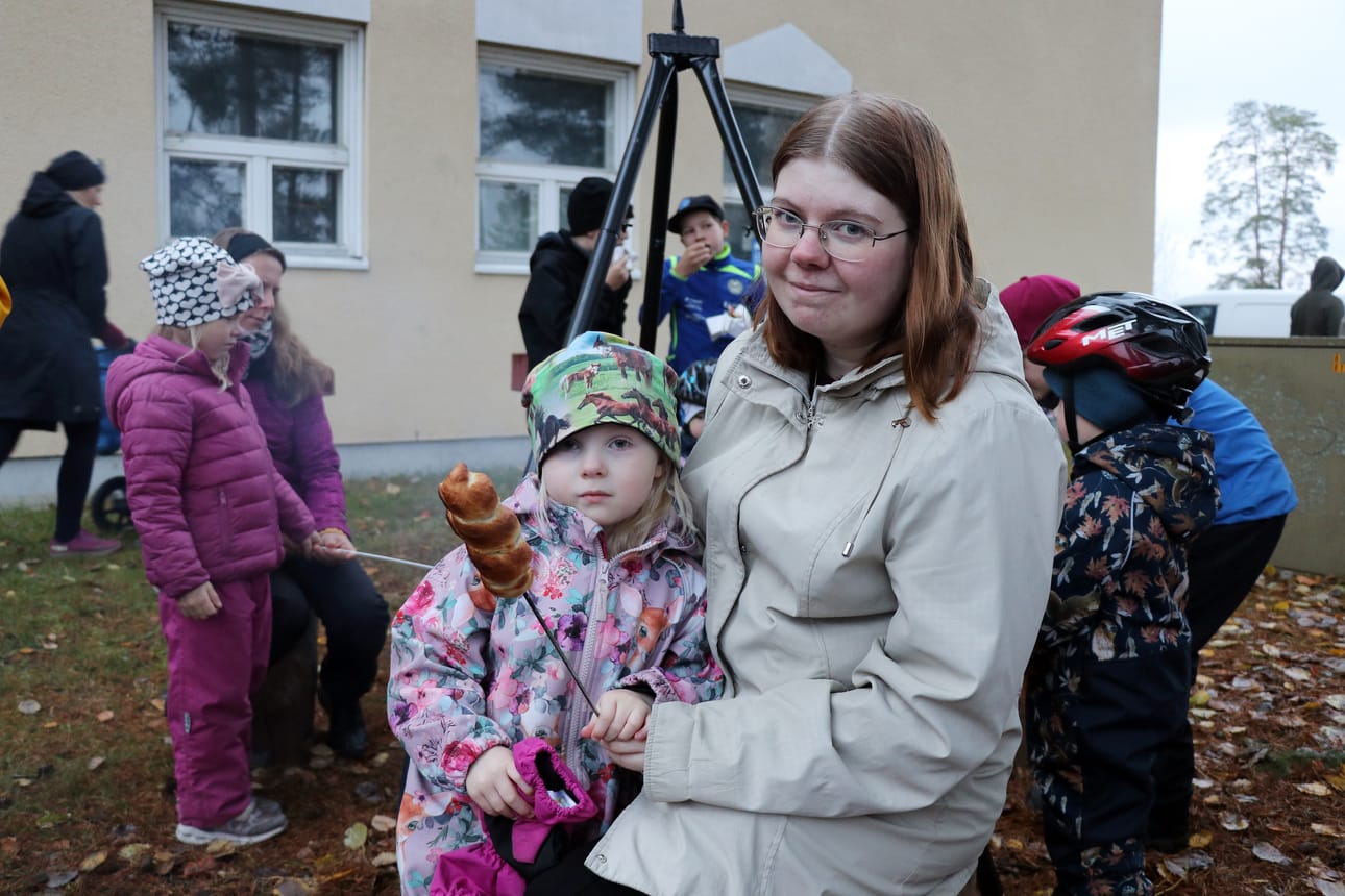 Piia-Noora Anttila paistoi Palotorilla tikkupullaa tyttärensä Ella Anttilan kanssa. Lopputulos oli molempien mieleen.