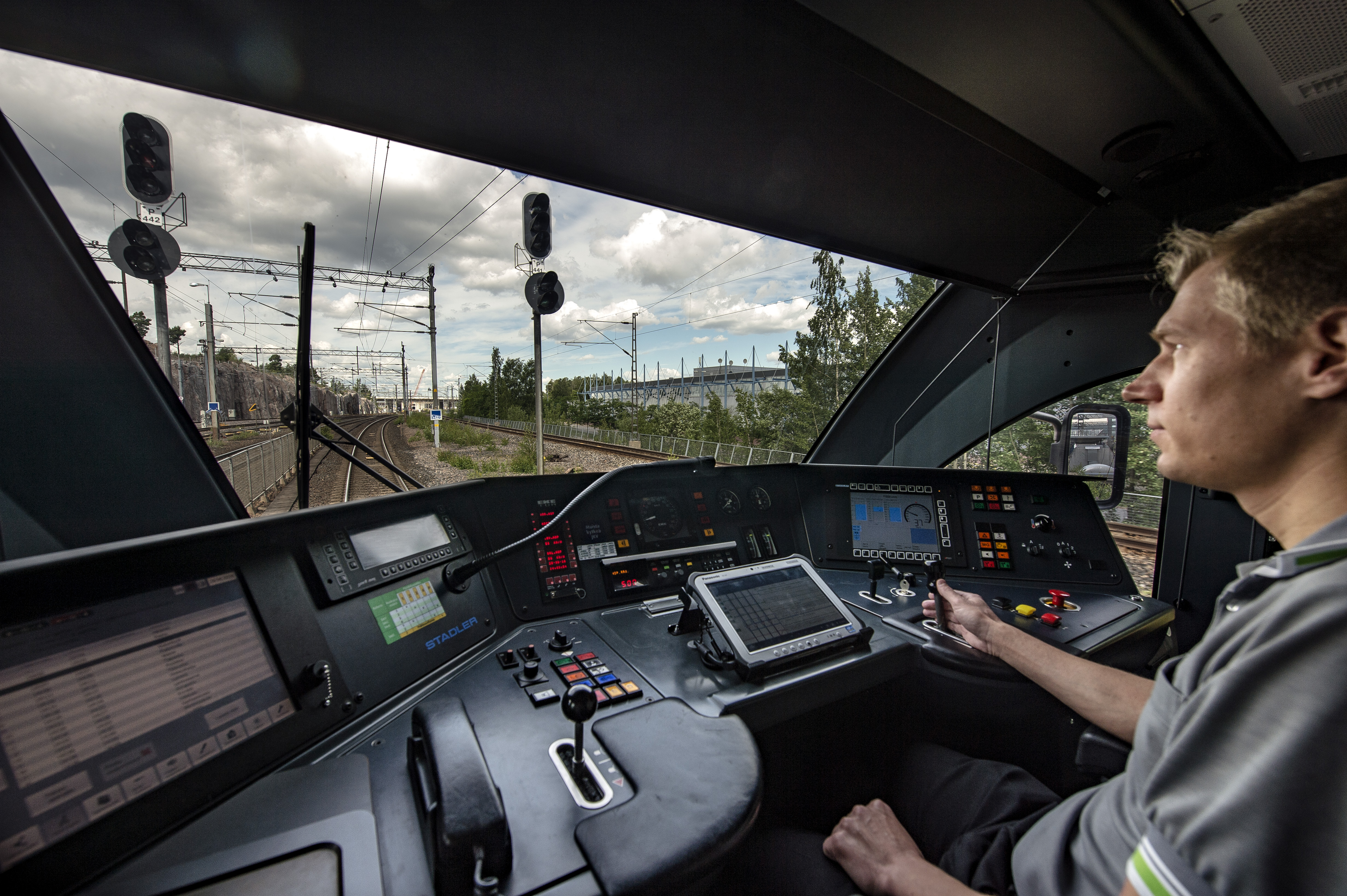 Rautatieliikennettä ohjaavien turvalaitteiden eli opastimien viat aiheuttavat valtaosan junien aikataulujen viivästymistä. Veturinkuljettaja Joni Sihvonen tarkkailee opastimia ajaessaan kehäradan I-junaa.