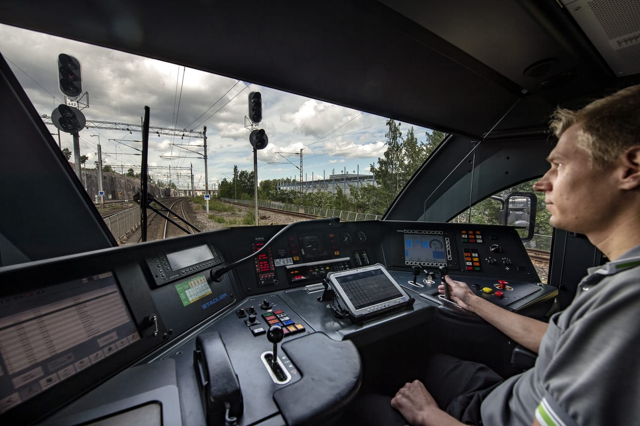 Rautatieliikennettä ohjaavien turvalaitteiden eli opastimien viat aiheuttavat valtaosan junien aikataulujen viivästymistä. Veturinkuljettaja Joni Sihvonen tarkkailee opastimia ajaessaan kehäradan I-junaa.