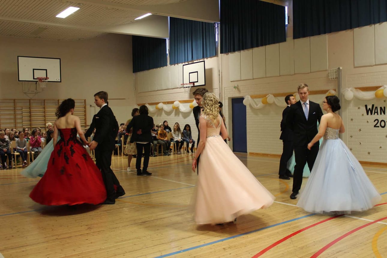 Osa tanssijoista on Sallan rajalukiota käyviä venäläisiä.