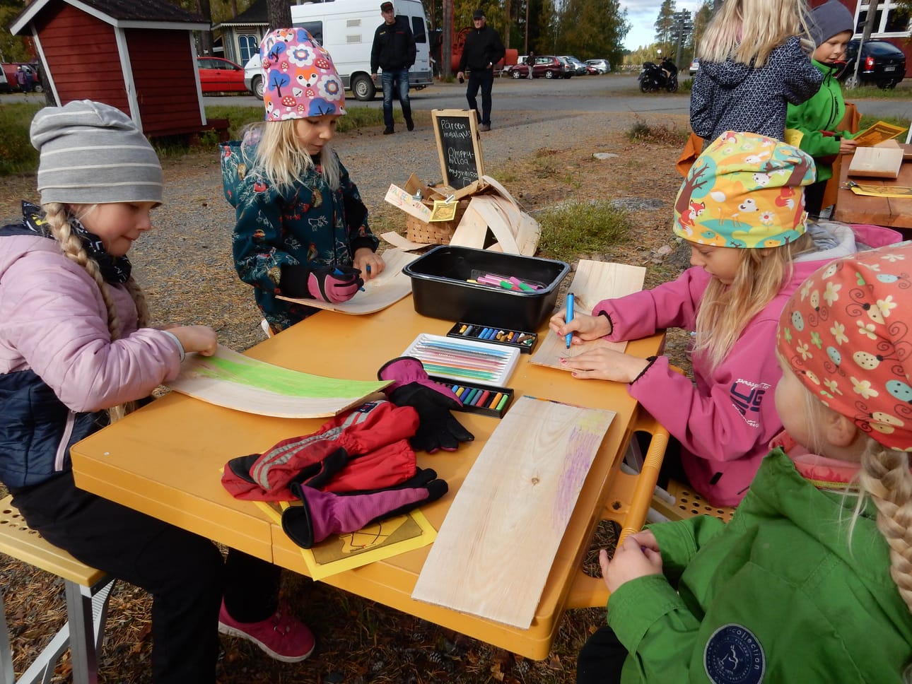 Käytännön tekemisen kautta eri-ikäiset oppivat perinnetyöstä. Nämä lapset maalasivat Arvo Härön tekemiä päreitä SyysSouwi-tapahtumassa syyskuussa.