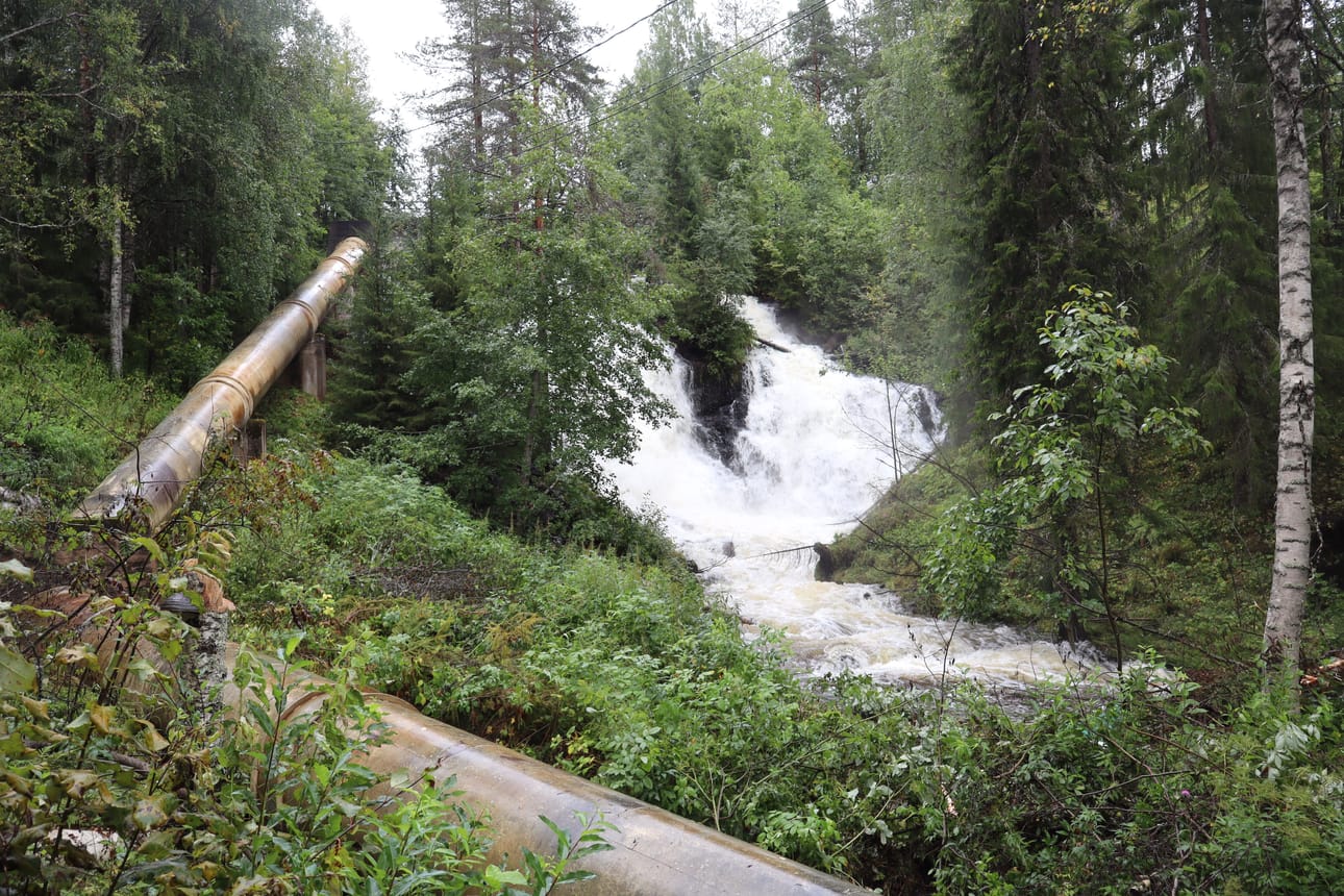Runsaiden sateiden takia veden juoksutusta on lisätty avaamalla säännöstelypadon välialtaan luukkuja Pintamolla.