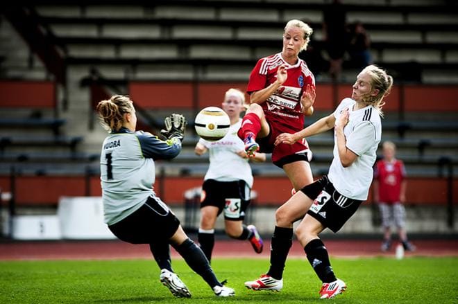 Tiina Takala (keskellä) on edustanut FC Sportia myös jalkapallossa. Kuva: Timo Annanpalo