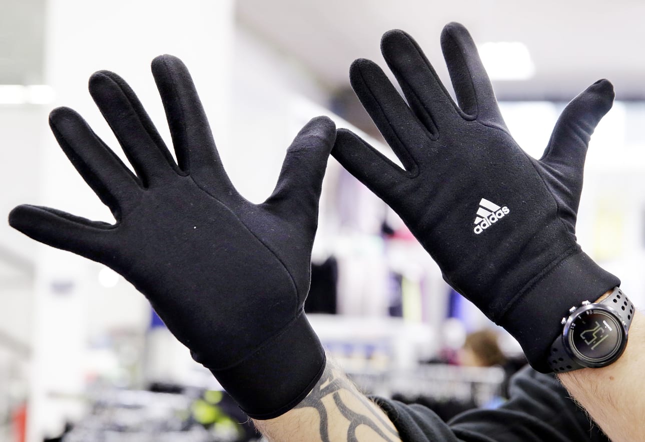 Monilla pyöräilijällä on hanskat kädessä heinäkuussakin Oulussa.