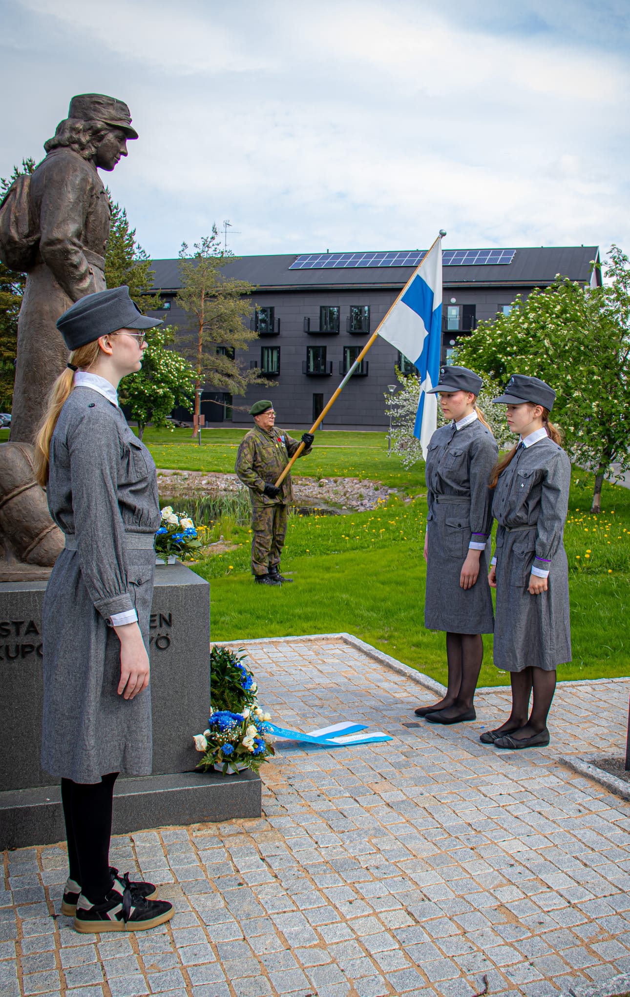 Lippua kantoi Jukka Raitio.