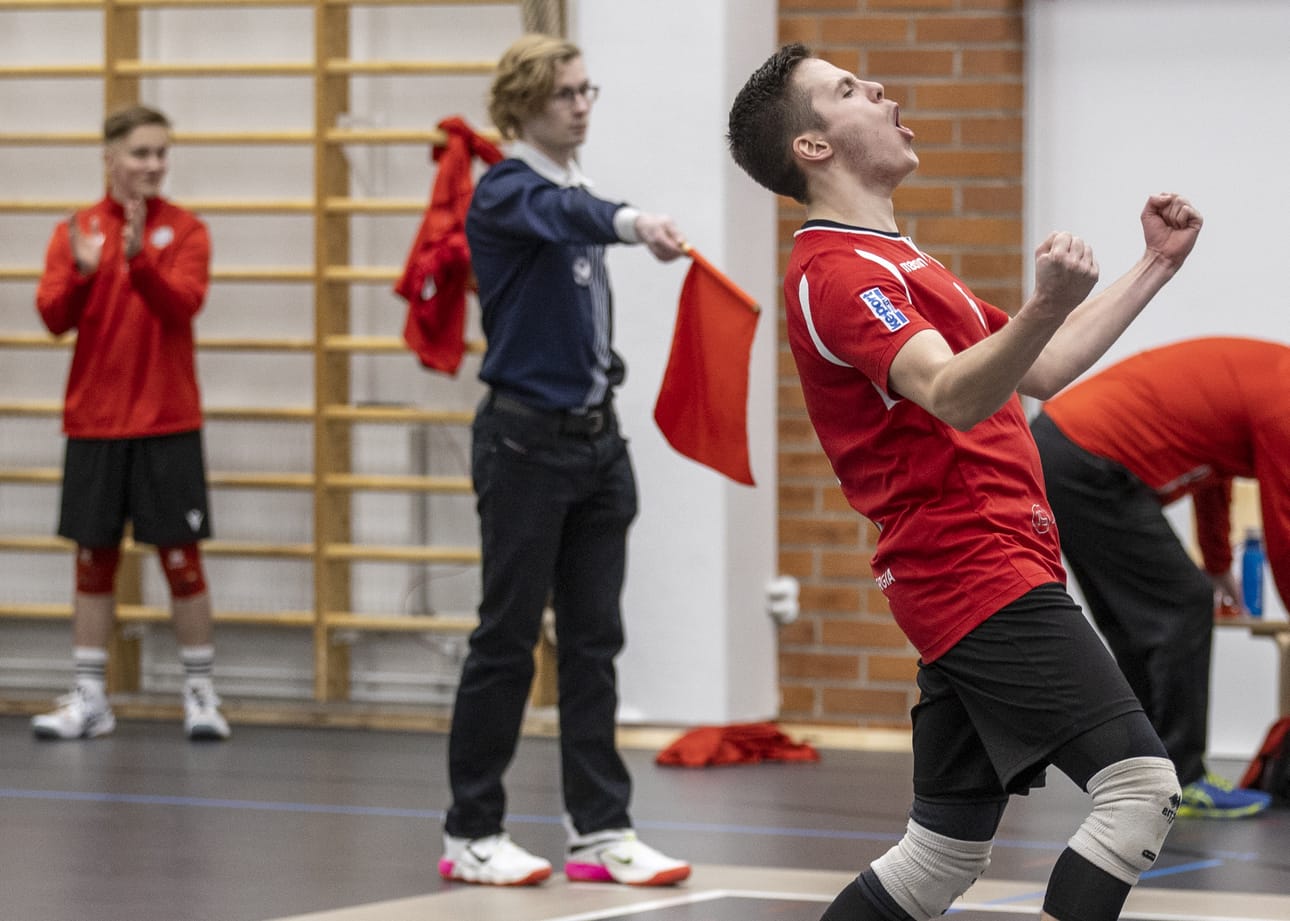 Kiskon yleispelaaja Jere Salmela tuuletti sunnuntaina joukkueensa onnistumista antaumuksella.