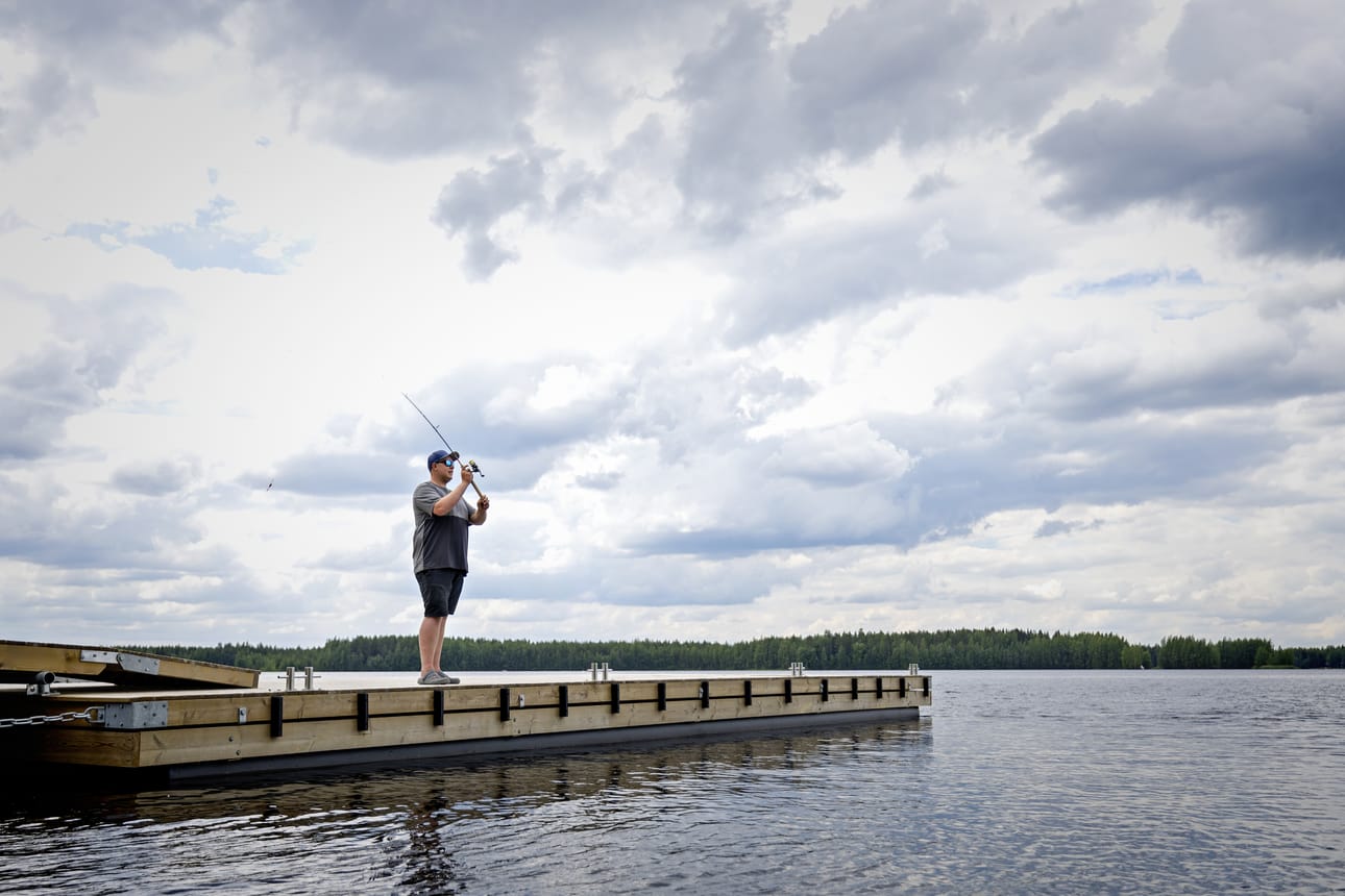 Pohjanmaan Vapaa-ajankalastajapiirin puheenjohtaja Tero Kankaanpää kertoo, että seura opettaa nuorille järjestettävillä leireillään kalastukseen liittyviä määräyksiä.