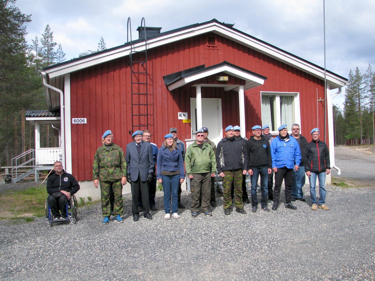 Pohjois-Suomen rauhanturvaajien kokoontuminen Maijanlammella alkoi vanhalta muistilta sotilaallisessa ojennuksessa lipunnostolla.