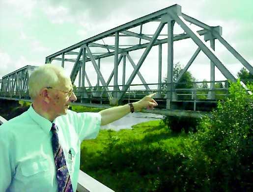 Yksi kaari räjäytettiin. Reino Pelttari selvittää, miten saksalaiset yrittivät tulla Raumojoen yli 60 vuotta sitten.