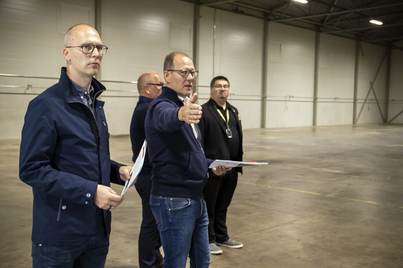 Pohjolan Tilaelementti Oy:n nykyinen toimitusjohtaja Jaakko Tahkola (keskellä) osoittaa tulevien tuotantolinjastojen suuntaa Kivimäen Kiinteistöhallinta Oy:ltä vuokratussa hallissa. Vasemmalla marraskuussa aloittava toimitusjohtaja Timo Hintsala, takana hallin vuokraajaa edustava Veli-Matti Välikangas ja oikealla Limingan kunnan elinkeinopäällikkö Teemu Haapala.