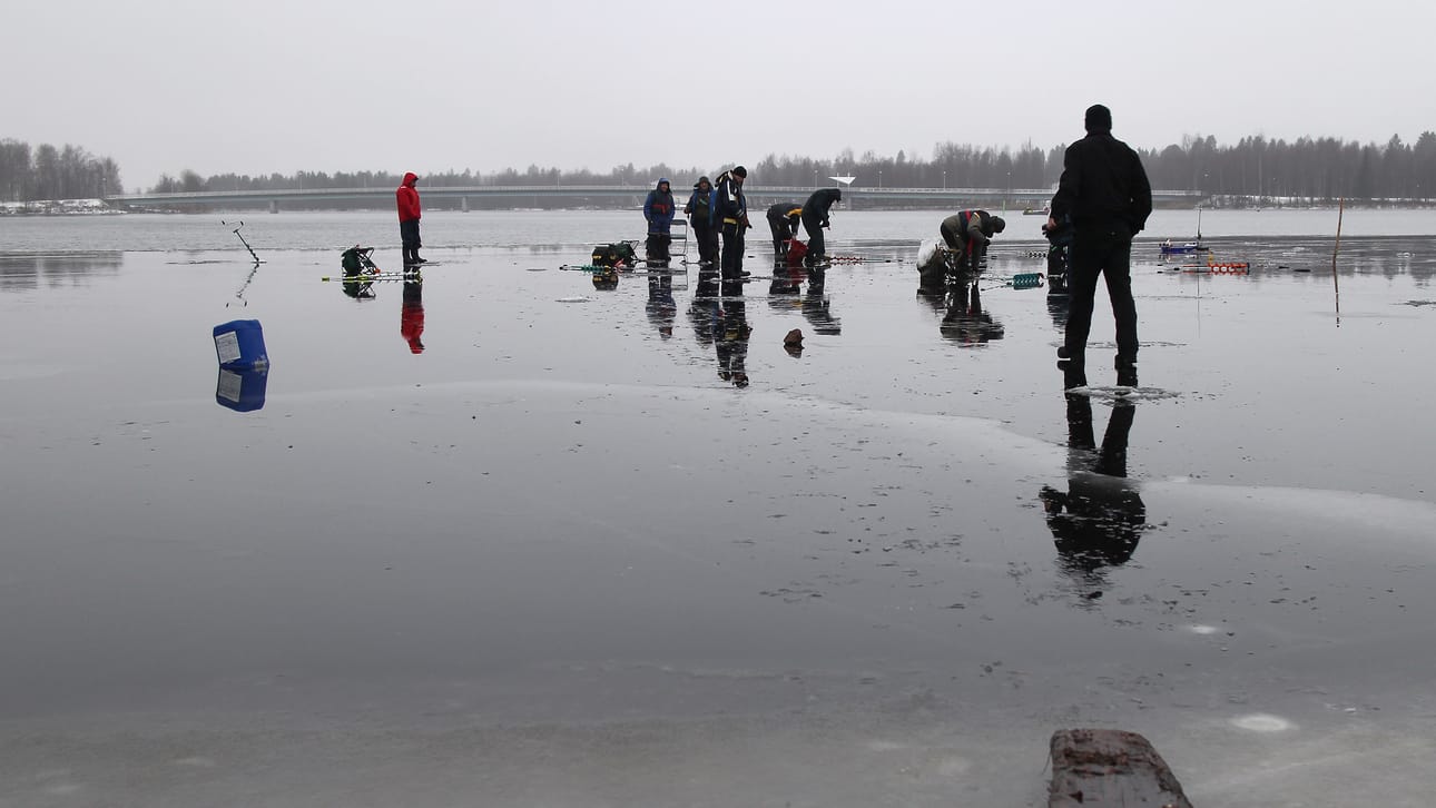 Pilkkijät päässeet taas mielipuuhaansa. Kuva sunnuntaiselta Hartaanselältä.