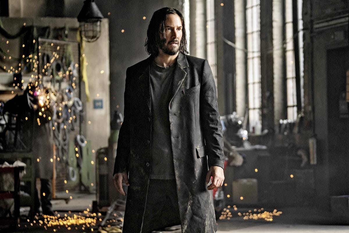 Keanu Reeves on 57-vuotiaanakin hölmistynyt dudehäiskä menekkisarjan paluuelokuvassa Matrix Resurrections.